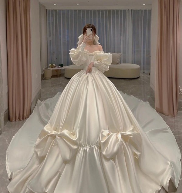 Ảnh váy cưới với những chiếc nơ dưới tà tạo điểm nhấn duyên dáng và quyến rũ