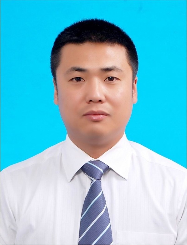 Mẫu ảnh thẻ cho nam mặc áo vest, mang caravat sọc xanh trên phông nền xanh dương