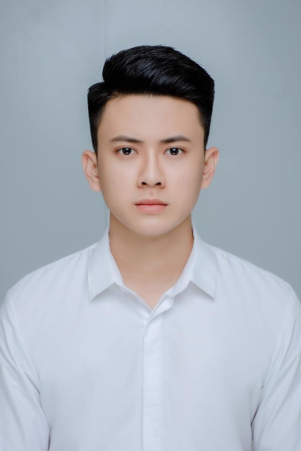 Mẫu ảnh thẻ nam trong bộ sơ mi trắng trên nền xám theo tiêu chuẩn