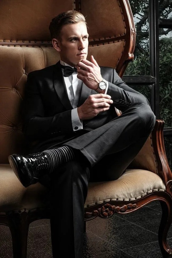 Tập trung vào phụ kiện: Tay đeo nhẫn hoặc chỉnh đồng hồ khi đang ngồi