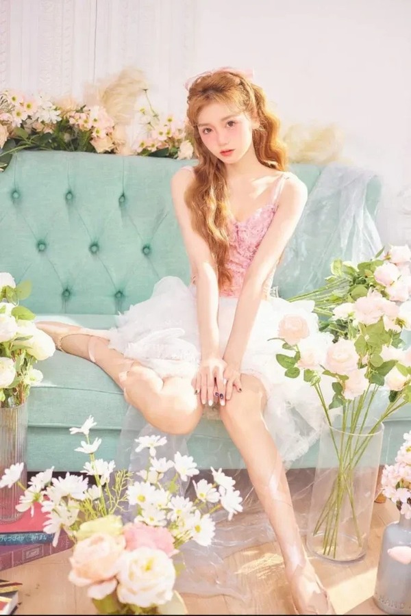 Chụp hình cùng ghế sofa concept sang chảnh