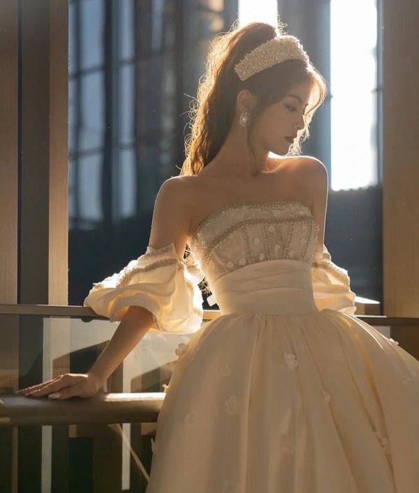 Hình ảnh váy cưới cúp ngực với phần hoa đính bên tà váy cuốn hút