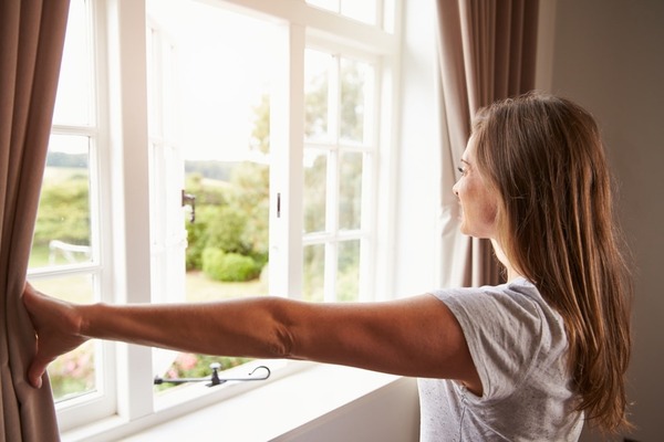 Bạn nên mở cửa sổ để giúp không khí trong phòng được thông thoáng