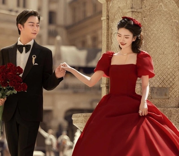 Váy cưới màu đỏ tôn lên sự quyến rũ và đam mê của cô dâu