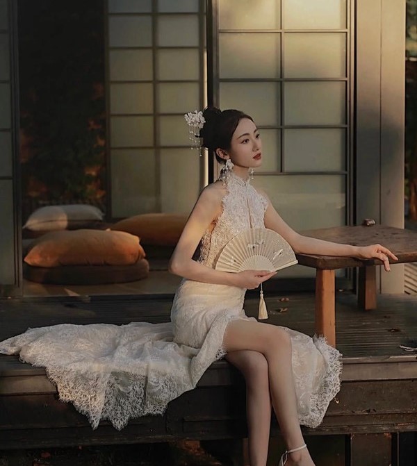 Hình ảnh váy cưới nữ cổ yếm có lớp vải ren phủ bên ngoài gợi cảm