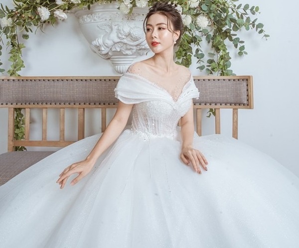 Mẫu ảnh váy cưới trễ vai quyến rũ