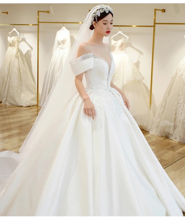 Chiếc váy này cũng là lựa chọn của nhiều cô nàng sở hữu thân hình nóng bỏng