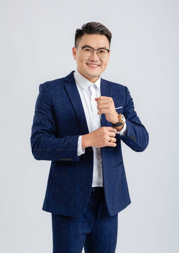 Chỉnh đồng hồ: Hành động xem giờ kinh điển của phái mạnh.