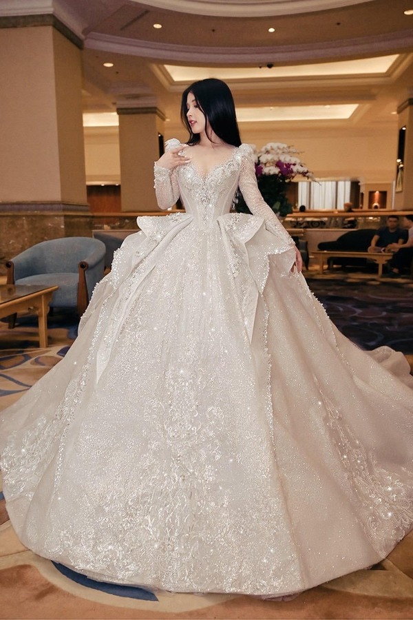 Với vải lấp lánh, phần eo gập tà giúp làm nhỏ nhắn vòng eo cho cô dâu