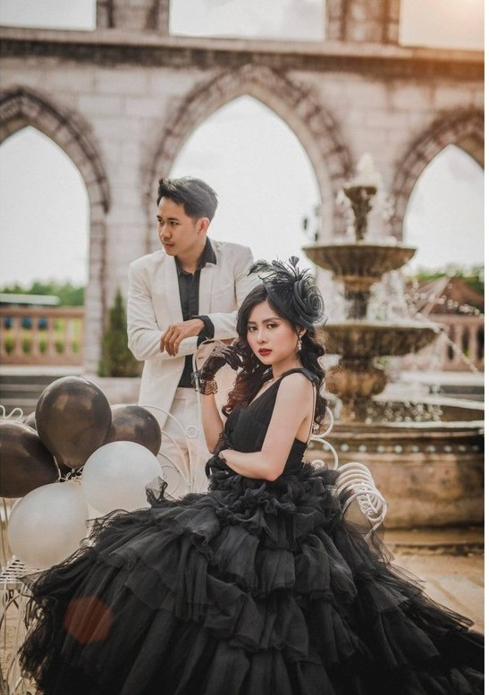 Váy cưới màu đen cũng được nhiều cô dâu lựa chọn mặc khi chụp ảnh cưới