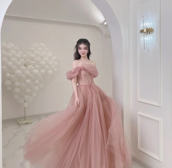 Ảnh váy cưới màu hồng nữ tính, ngọt ngào và lãng mạn