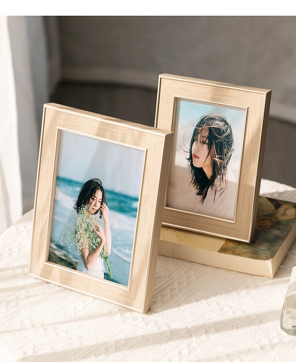 Ghép ảnh với khung gỗ để bàn trang trí phòng khách với thiết kế đơn giản mộc mạc