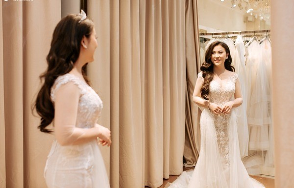Cô dâu nên thử mặc váy cưới trước khi quyết định thuê hoặc mua