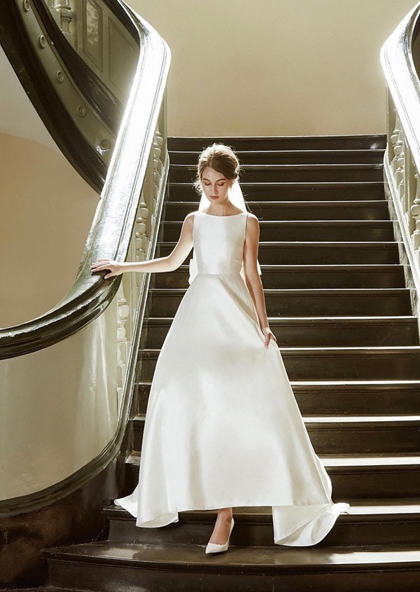 Váy cưới đi bàn là lựa chọn phổ biến cho các buổi tiệc cưới ngoài trời