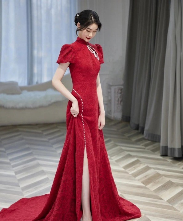 Hình ảnh váy cưới đi bàn đẹp màu đỏ