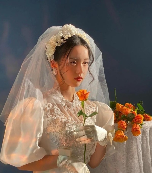 Váy cưới tay bồng điệu đà là biểu tượng của sự nữ tính