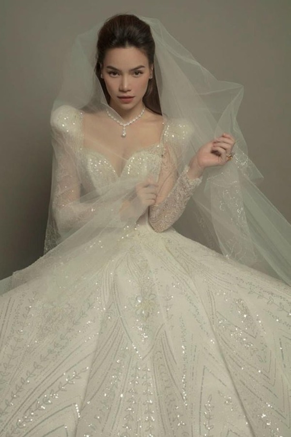 Váy cưới tay dài thường mang lại vẻ đẹp truyền thống