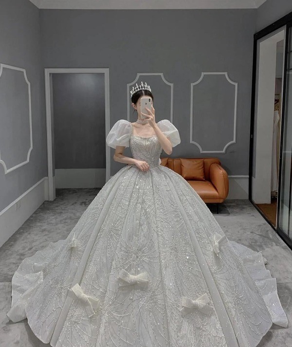 Hình ảnh váy cưới dáng dài thướt tha xu hướng mới nhất 2024