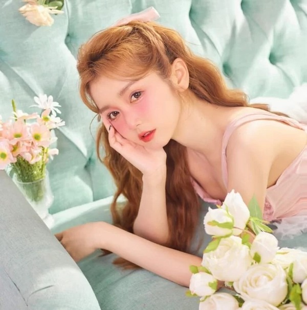 Concept hình sinh nhật với hoa trên sofa