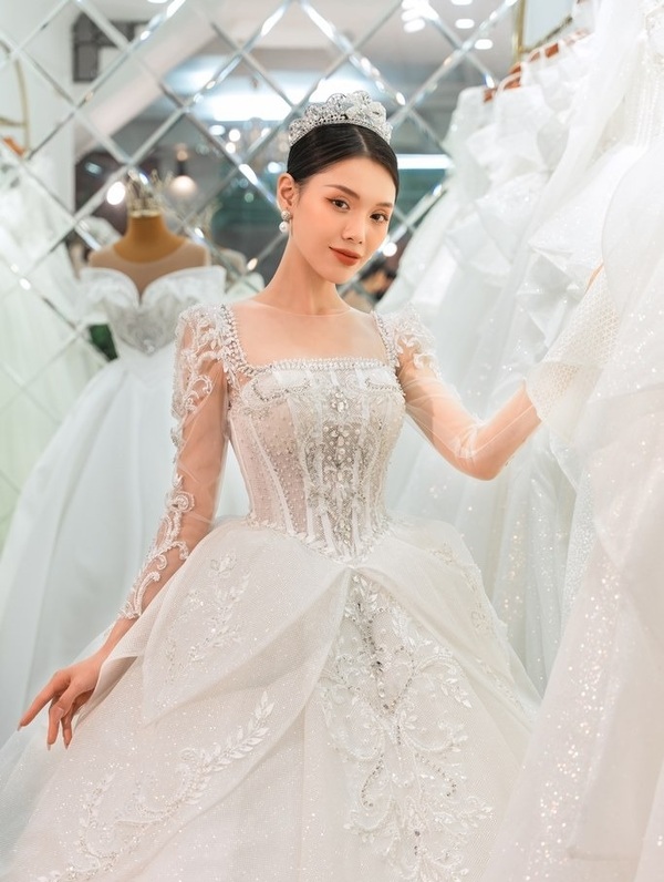 Hình ảnh váy cưới đẹp khi cô dâu lựa chọn phù hợp với không gian