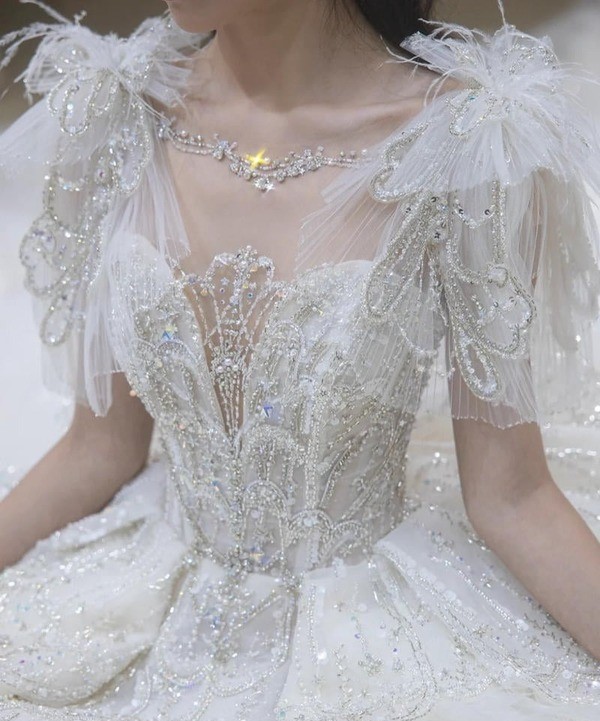 Diện váy cưới lấp lánh là ước mơ của tất cả các cô nàng