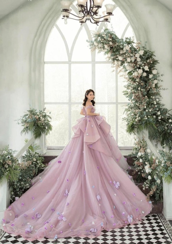 Hình ảnh váy cưới đẹp màu tím cho cô nàng thơ mộng