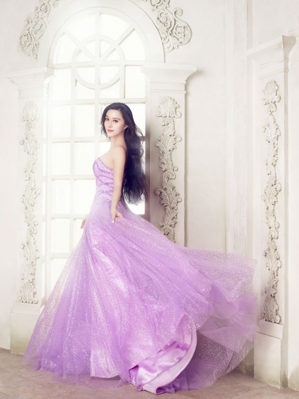Mẫu váy cưới màu tím cho cô dâu thích sự sang trọng và hiện đại