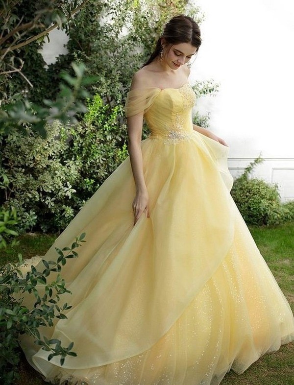 Hình ảnh váy cưới vàng biểu thị sự lạc quan và tươi sáng của cô dâu