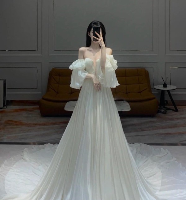 Mẫu váy cưới nhẹ nhàng tạo ra vẻ đẹp dịu dàng và tinh tế