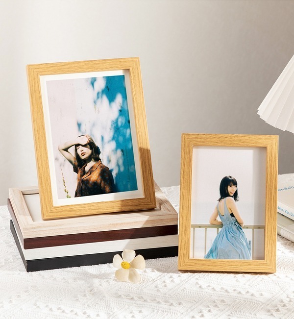 Khung ảnh đẹp để ghép ảnh bằng gỗ trang trí phòng ngủ với tông màu trầm lắng