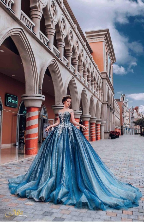 Váy màu xanh phù hợp cho những buổi chụp ảnh cưới ngoại ô ngoài trời