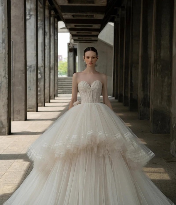 Thiết kế váy cưới nhiều tầng giúp cô dâu trông thon gọn hơn