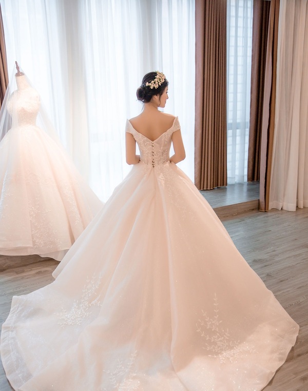 Hở lưng đằng sau càng giúp nàng khoe bờ vai quyến rũ