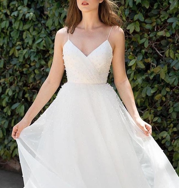 Các kiểu váy cưới hai dây thường có thiết kế gợi cảm