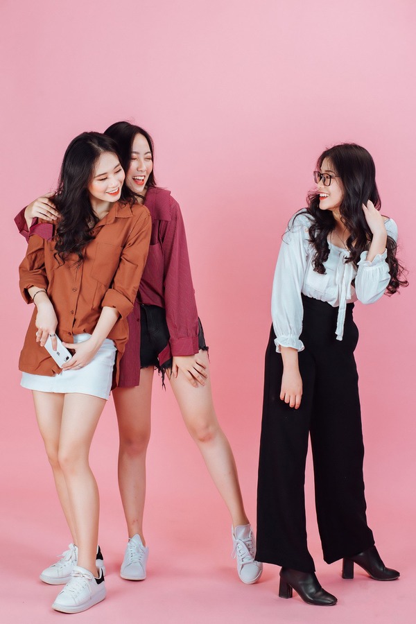 Tạo dáng chụp 3 người với dáng đứng lệch , không đứng thẳng hàng