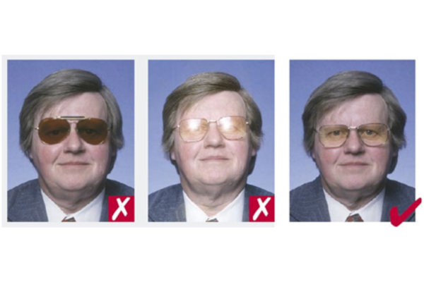 Lỗi sai phổ biến khi chụp ảnh visa Pháp đó là đeo kính hoặc phụ kiện che mặt