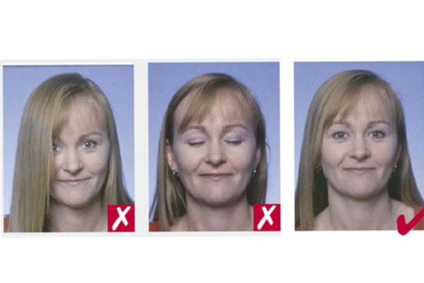 Một trong những lỗi hay gặp phải khi chụp ảnh visa Pháp là nhắm mắt, tóc che mặt