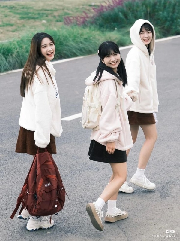 Cả 3 người bước đi chậm, không cần đồng đều tuyệt đối