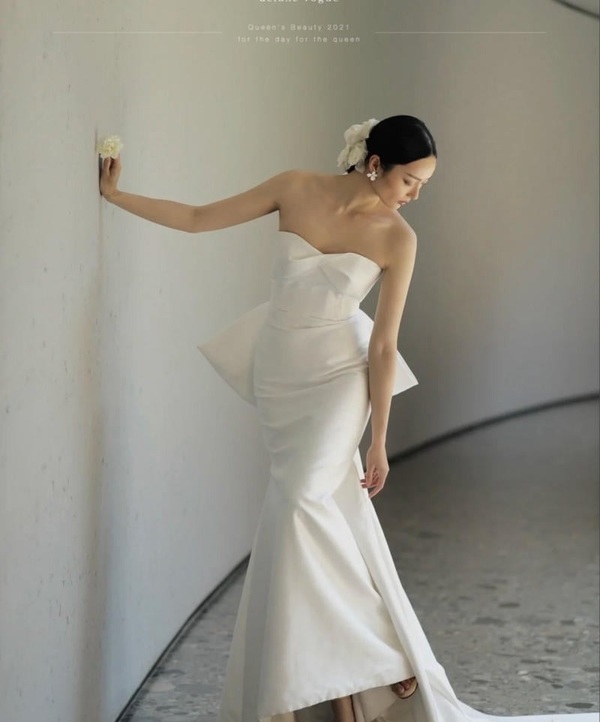 Hình ảnh váy cưới đẹp màu trắng nơ sau quét đất