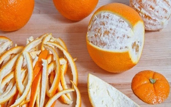 Vỏ trái cam và quýt khô sẽ giúp bạn hút ẩm mốc trong căn phòng