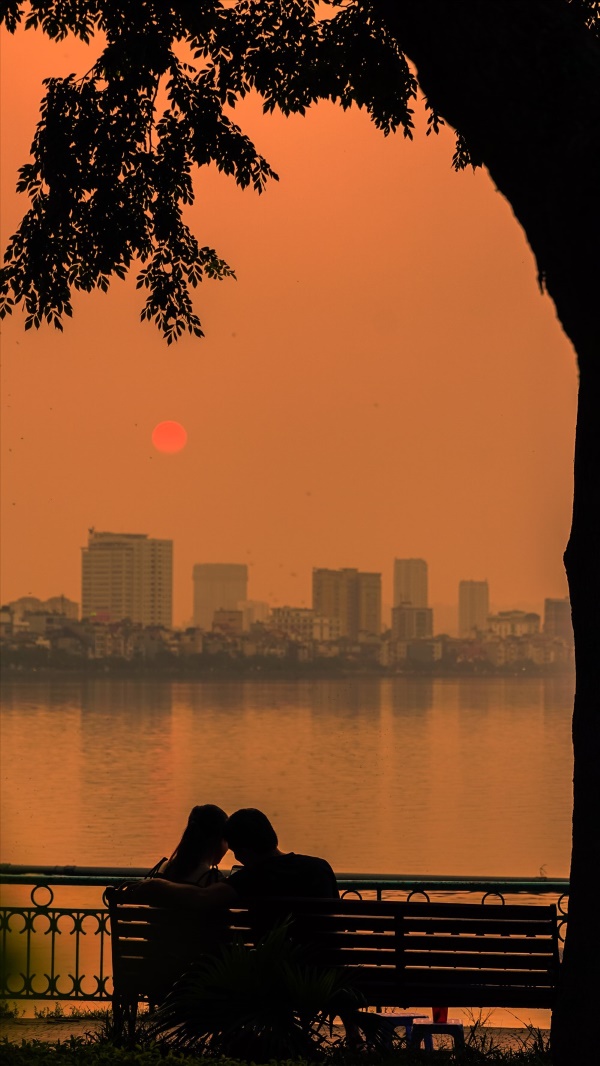 Hà Nội dường như trở nên tình tứ hơn khi hoàng hôn buông xuống