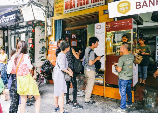 Xếp hàng mua hàng là một nét văn hóa tinh tế của người Hà Nội