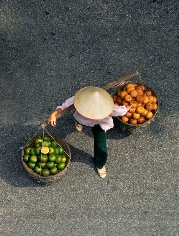 Bác gánh hàng rong trĩu nặng cam quýt như mối lo cơm áo gạo tiền đè nặng trên vai