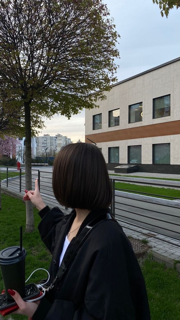 Ảnh chụp sau lưng nữ tóc ngắn phong cách nghệ thuật, trang phục tối giản