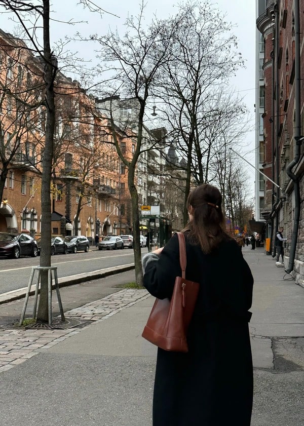 Chụp sau lưng khi bạn đang dạo bước trên phố, gần các tòa nhà kiến trúc tối giản