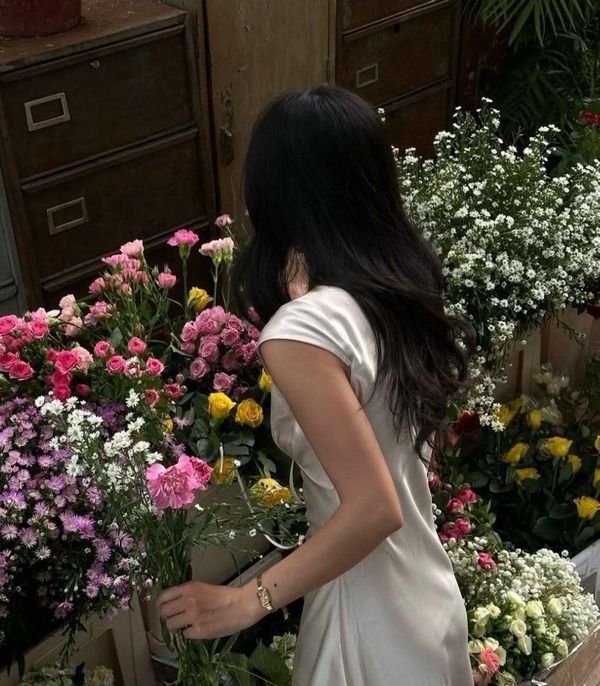 Dáng đứng khi chụp ảnh sau lưng cần thả lỏng, cong nhẹ cánh tay hoặc hông