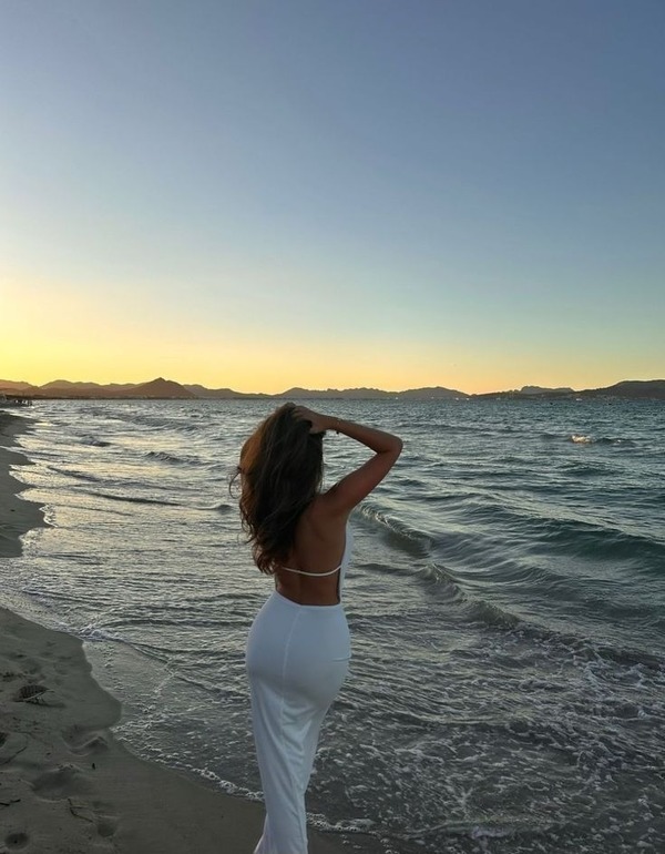 Ảnh chụp sau lưng tóc dài bay trong gió ở bờ biển mang đến cảm giác thư thái, tự do