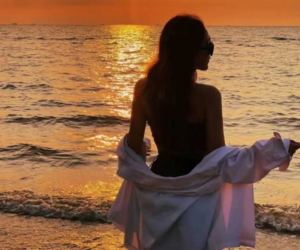 Ảnh chụp sau lưng vào thời khắc hoàng hôn mang đậm tính nghệ thuật