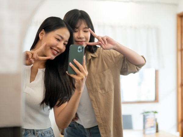 Kiểu chụp ảnh trước gương cùng bạn thân