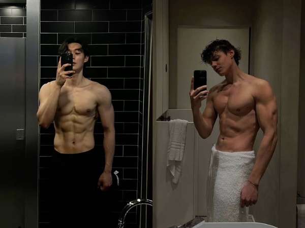 Ảnh chụp trước gương nam trong nhà tắm